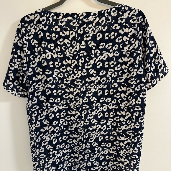 Banana Republic | Blue Leopard Short Sleeve Blouse w/ Side Slit | Size Small - Picture 2 of 4